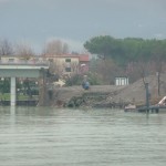 La rampa del ponte della Colombiera spazzata dalla piena della Magra l'anno scorso